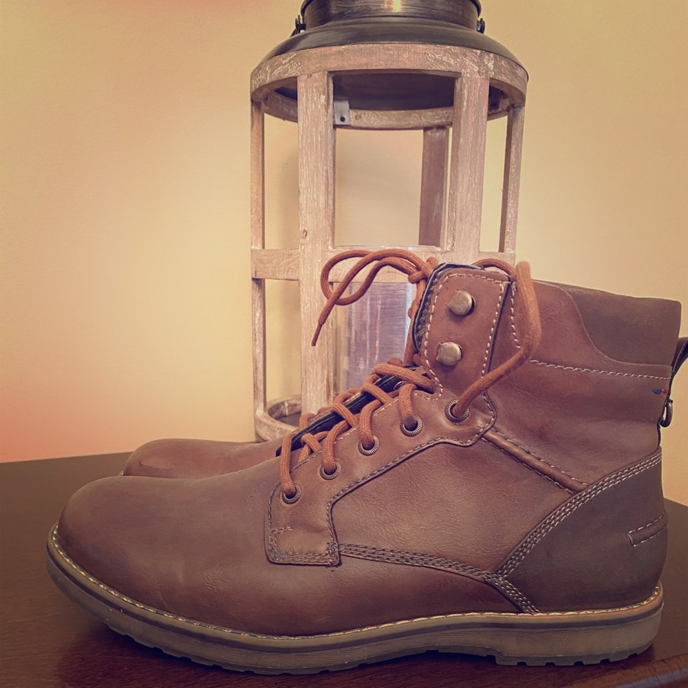 Men’s IZOD size 9 leather boots.